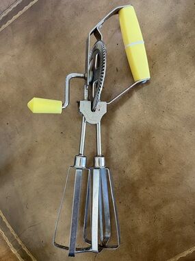 Vintage Maynard Hand Crank Egg Beater Mixer Yellow Handles Mid Century Retro